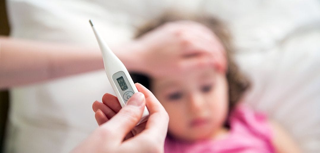 Cómo abordar la fiebre en niños de manera natural