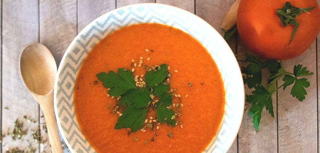 Sopa de tomate y zanahoria con jengibre y menta